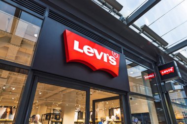 Levis kot mağazası. Parlak bir tabela ve modern perakende piyasası. Londra, İngiltere, 17 Mart 2024