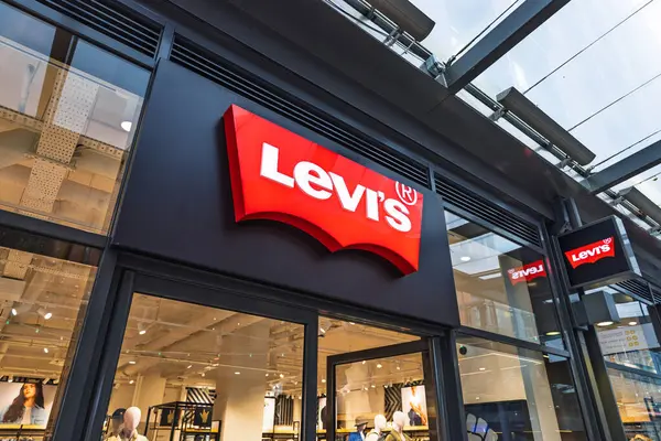 Levis kot mağazası. Parlak bir tabela ve modern perakende piyasası. Londra, İngiltere, 17 Mart 2024
