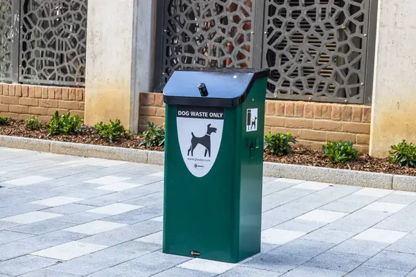 Köpek dışkısı imhası için açık havaya konmuş hayvan atığı ikonu olan yeşil köpek çöplüğü..