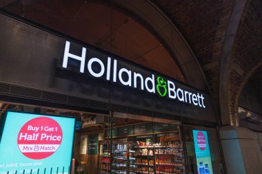 Girişteki Hollanda ve Barrett mağazasının tabelasında popüler sağlık ve sağlık ürünleri damgası var. Londra, İngiltere, 29 Mart 2024