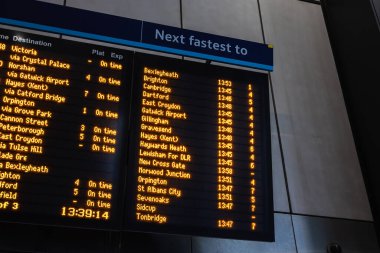 Elektronik tren tarifesi yolculara doğru kalkış ve platform bilgilerini sunar.