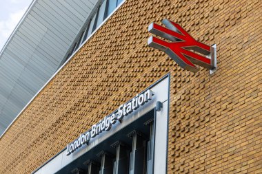 Tarihi istasyon duvarında kırmızı İngiliz demiryolu logosu olan Londra Köprüsü İstasyonu 'nu boşaltın. Londra, İngiltere, 29 Mart 2024