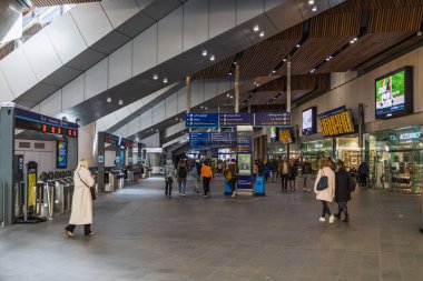 Londra Köprüsü İstasyonu 'nun içindeki geniş salon banliyö ve istasyon hizmetleriyle dolup taşıyor. Londra, İngiltere, 29 Mart 2024