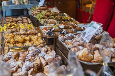 Meşhur Borough Market 'in içindeki bir lokantada taze pişmiş ekmek ve hamur işleri sergilendi. Londra, İngiltere, 29 Mart 2024