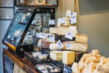 Londra 'daki işlek Borough Market peynir tezgahında geniş çaplı zanaatkar peynirleri sergileniyor. Londra, İngiltere, 29 Mart 2024