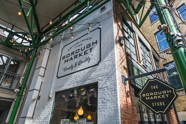 Borough Market giriş tabelasının ayrıntılı görüntüsü. Londra pazarında klasik demircilik. Londra, İngiltere, 29 Mart 2024