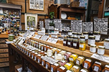 Gourmet baharatları ve doğal ürünler popüler Borough Market 'te satışa sunuldu. Londra, İngiltere, 29 Mart 2024