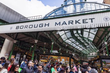 Kalabalık, Londra 'nın en iyi gıda merkezlerinden biri olan Borough Market girişindeki ikonik cam çatı altında toplandı. Londra, İngiltere, 29 Mart 2024