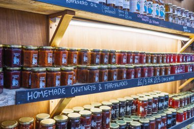 Canlı Borough Market gıda pazarındaki satıcı tarafından sunulan leziz ev yapımı marmelatlar. Londra, İngiltere, 29 Mart 2024