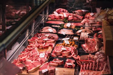 Geniş çaplı taze et kesimleri, kasap tezgahında sergileniyor..