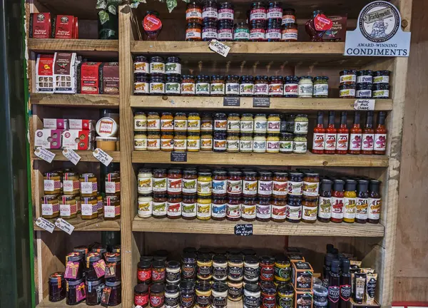 Canlı gıda pazarında geniş çaplı aromalı baharatlar ve paketlenmiş gıdalar sergilenmektedir. Londra, İngiltere, 29 Mart 2024