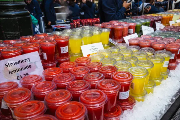 Açık hava pazarında sergilenen ev yapımı limonata kavanozlarını temizleyin. Londra, İngiltere, 29 Mart 2024