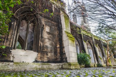 Londra 'daki St. Dunstan' ın tarihi kilisesi yemyeşil ve parlak çiçeklerle çevrili, klasik mimari detaylar sergileniyor..