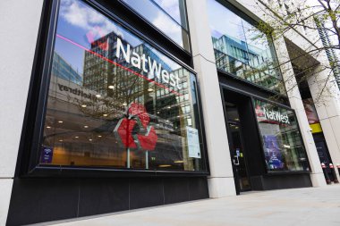NatWest banka şubesinin dış cephesinde logosu ve modern cam cephesi şehir ortamında sergileniyor. Londra, İngiltere, 29 Mart 2024