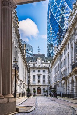 Klasik Londra sokağı St Helens Place. İçinde ebedi mimari, taş patika ve huzurlu bir şehir atmosferi var..