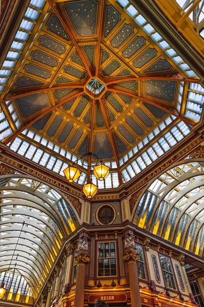 Leadenhall Market 'in çarpıcı mimari iç mimarisi tarihi cam ve metal çatı tasarımını ön plana çıkarıyor. Londra, İngiltere, 29 Mart 2024