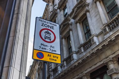 Yasak araç erişimini ve yaya güvenliğini destekleyen tarihi şehir caddesinde yaya bölgesi tabelası.