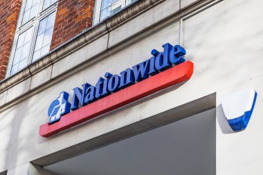 Ülke çapındaki banka tabelasının dış görünüşünde modern bir şehir cephesinde cesur bir logo ve damga var. Londra, İngiltere, 29 Mart 2024