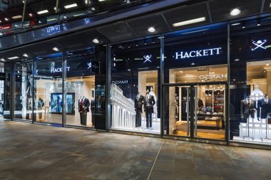 Erkekler için şık bir moda mağazası Hackett şık bir görünüş sunuyor. Londra, İngiltere, 29 Mart 2024