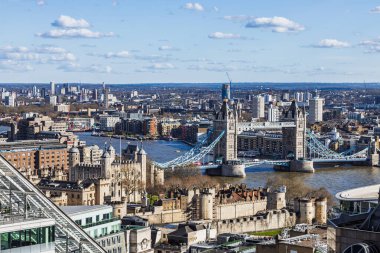 Kule Köprüsü, tarihi mimari ve Thames 'in yer aldığı Londra' nın havadan görünüşü.