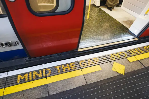 Londra Metro peronunun kenarı - Boşluğa Dikkat - banliyö farkındalığı için güvenlik mesajı.