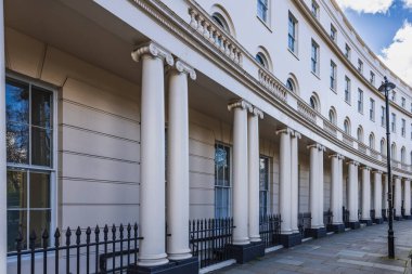 Londra 'nın tarihi bölgesinde klasik mimariyi sergileyen beyaz Gürcü evlerinin büyüleyici kıvrımlı terası.