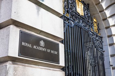 Kraliyet Müzik Akademisi tabelasını kapatın ve klasik Londra mimarisini vurgulayarak demir kapıyı süsleyin. Londra, İngiltere, 1 Nisan 2024