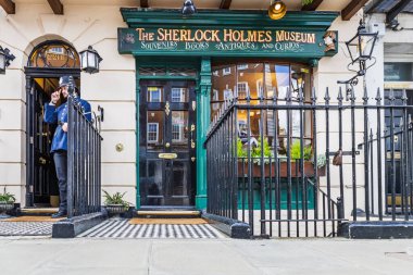 Dedektifle Londra Sherlock Holmes Müzesi girişi ve tarihi bina dışı. Londra, İngiltere, 1 Nisan 2024