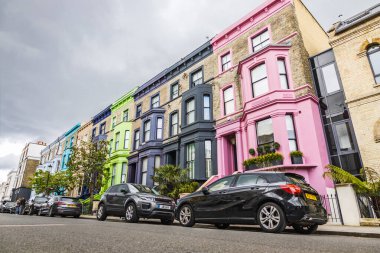 Işıl ışıl ikonik Notting Hill evleri canlı ve resimli bir Londra manzarası yaratıyor. Londra, İngiltere, 1 Nisan 2024