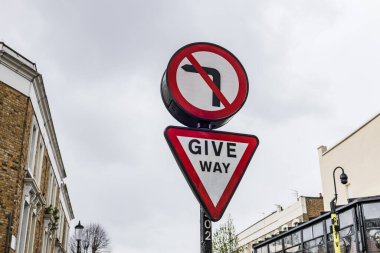 Trafik kontrol levhası, caddelerde güvenliği sağlamak için sola dönüş kurallarının olmadığını gösteriyor..