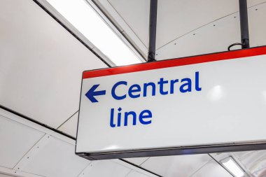 Londra metro istasyonunun tavanından sarkan temiz ve basit merkezi hat yön tabelası.