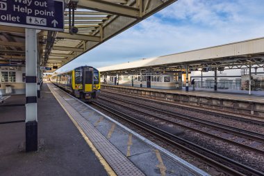 Surbiton tren istasyonu peron, raylar ve modern tren kalkışa hazır..