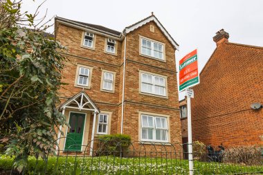 Bahçeli klasik bir aile evi ve olası kiracılar için ön tarafa bir levha asılmış. Londra, İngiltere, 6 Nisan 2024
