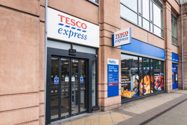 Tesco Express 'in dış çekimlerinde logo, giriş ve alışveriş alanı yer alıyor. Londra, İngiltere, 6 Nisan 2024