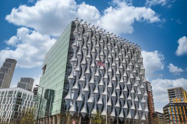 Londra 'daki modern elçilik binasında cam dış ve geometrik tasarım yer alıyor. Londra, İngiltere, 6 Nisan 2024