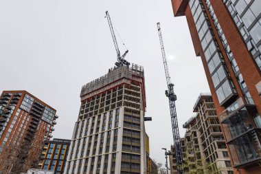 Şehir merkezinde vinçleri ve yüksek binaları olan şehir inşaatı. Londra, İngiltere, 6 Nisan 2024