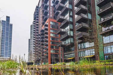 Yüksek binaları ve canlı bahçeleri olan Elçilik Bahçeleri 'nde yaşayan bir şehir. Londra, İngiltere, 6 Nisan 2024