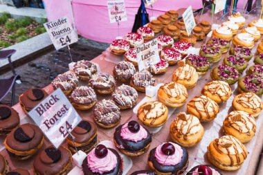 Açık hava pastanesinde satılık renkli kek ve hamur işleri.