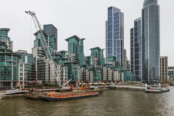 Önplanda şehir mimarisi ve nehir gemilerinin yer aldığı Londra 'nın Riverside manzarası. Londra, İngiltere, 6 Nisan 2024