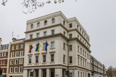 Tarihi bina üzerinde ulusal bayraklar sergilenen Litvanya Büyükelçiliği 'nin dış görünüşü. Londra, İngiltere, 6 Nisan 2024