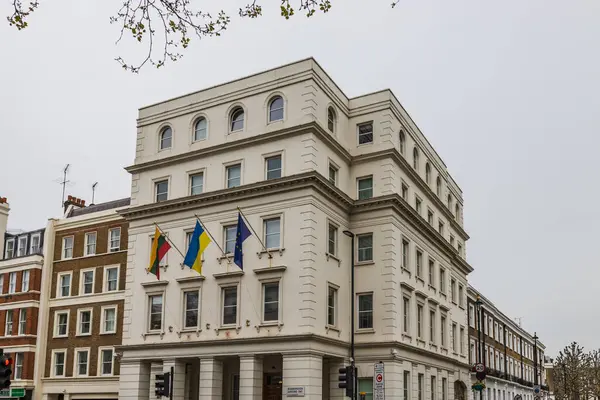 Tarihi bina üzerinde ulusal bayraklar sergilenen Litvanya Büyükelçiliği 'nin dış görünüşü. Londra, İngiltere, 6 Nisan 2024