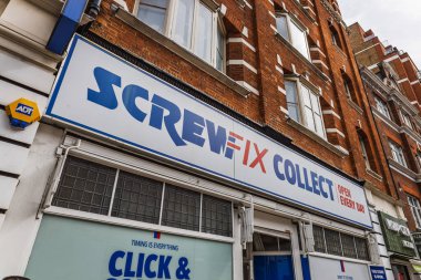 Fotoğrafta ScrewFix logosu ve perakende mağazasının ön cephesindeki tabela görülüyor. Londra, İngiltere, 6 Nisan 2024