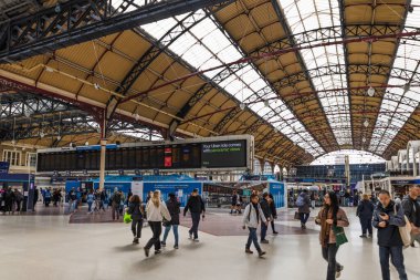 Victoria İstasyonu 'nun iç manzarası yolcuları ve modern çatı yapısını gösteriyor. Londra, İngiltere, 6 Nisan 2024