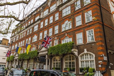 Goring Otel 'in sokak manzarası. Detaylı pencereleri ve hoş geldin girişi. Londra, İngiltere, 6 Nisan 2024