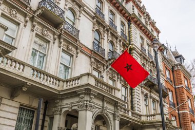 Londra 'daki Fas Konsolosluğu binasında önemli bir kırmızı bayrak var. Londra, İngiltere, 6 Nisan 2024