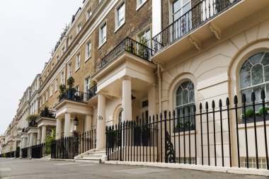 Klasik mimari ve kemerli pencerelerin sergilendiği tarihi Londra yerleşim yeri.