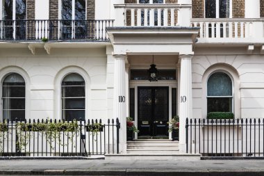 Londra 'daki klasik Gürcistan konağının fotoğrafı. Siyah kapısı ve beyaz dış yüzeyi var..