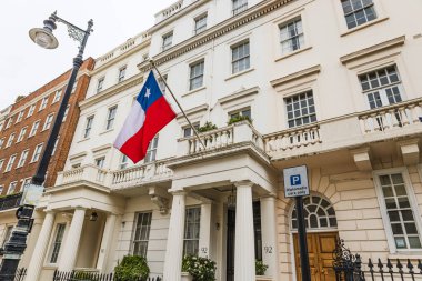 Şili bayrağının yer aldığı Londra 'daki Şili Büyükelçiliği konutunun dış görünüşü. Londra, İngiltere, 6 Nisan 2024