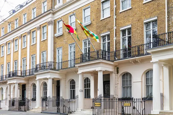 Londra 'daki Bolivya Büyükelçiliği cephesinde Bolivya bayrakları sergilendi. Londra, İngiltere, 6 Nisan 2024