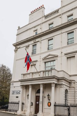 Norveç bayrağı sergilenen Londra 'daki Norveç Kraliyet Elçiliği' nin tarihi binası. Londra, İngiltere, 6 Nisan 2024